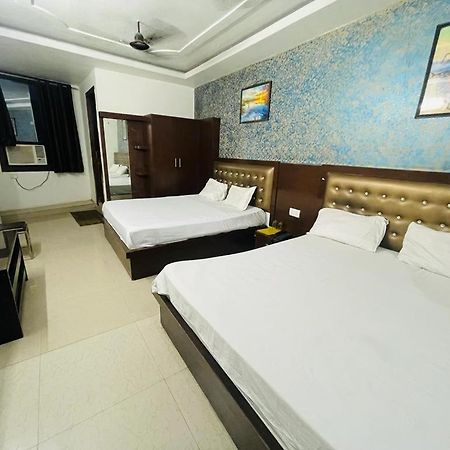 Premium Boston Rooms Family Hotel Agra  Exterior photo