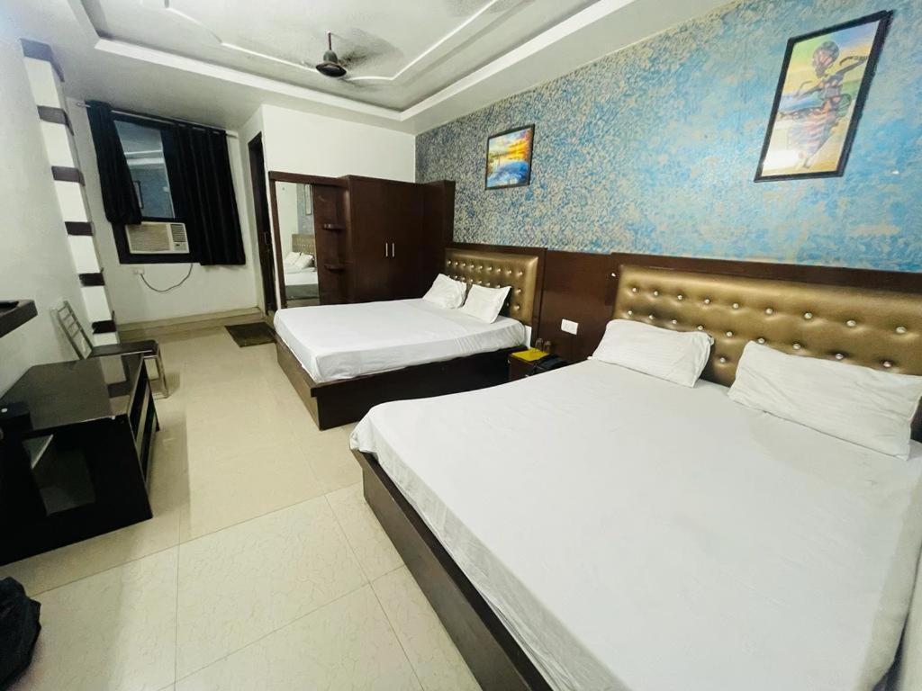 Premium Boston Rooms Family Hotel Agra  Exterior photo